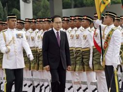 El presidente de Corea del Sur, Lee Myung-Bak (c), recibe honores militares en su vista a Malasia. EFE  /