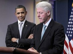 El ex presidente Bill Clinton se une al presidente Barack Obama en la Casa Blanca. AFP  /