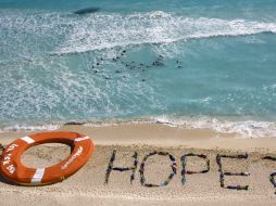 Activistas de Greenpeace se manifiestan cerca de la sede de la Conferencia sobre Cambio Climático en Cancún. NTX  /