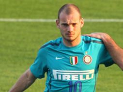 Platiní considera que Wesley Sneijder debería encontrarse en los finalistas para el Balón de Oro. AFP  /