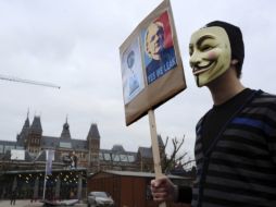 En Amsterdam, Holanda, varias decenas de personas se manifestaron la víspera en la Plaza del Museo. AP  /