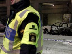 Al menos una persona resultó hoy muerta y varias heridas al estallar dos coches por causas todavía no aclaradas. EFE  /