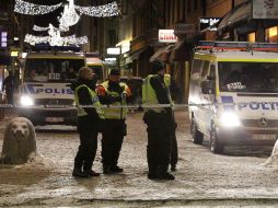 Oficiales suecos acordonan una de las áreas de explosión en la calle Drottning de Estocolmo, una zona comercial muy importante. EFE  /