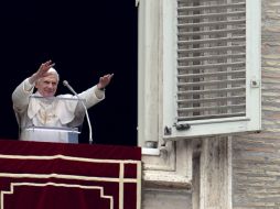 El papa Benedicto XVI bendice a los miles de feligreses reunidos en la Plaza de San Pedro del Vaticano. EFE  /