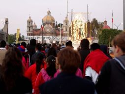 Aspecto de los feligreses rumbo a la Basílica de Guadalupe, en la ciudad de México. SUN  /