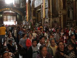 El interior del Santuario de Nuestra Señora de Guadalupe lució colmado de fieles. A. CAMACHO  /