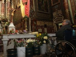 Personas de todas las edades, estratos sociales y condiciones acudieron a venerar a la Virgen de Guadalupe. A. CAMACHO  /