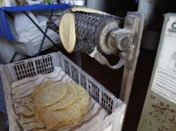 Lorenzo Mejía informó que a partir de este domingo se incrementa el precio del kilogramo de tortilla de ocho a 12 pesos. EL UNIVERSAL  /