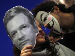 Personas se manifiestan en favor de Julian Assange. REUTERS  /