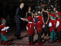 La familia Obama saluda a los niños vestidos de duendes en un acto navideño en el Museo Nacional de Washington. AP  /