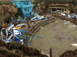 Los fuertes vientos en Beirut lanzaron botes de pesca contra las rocas en la zona del puerto. AFP  /