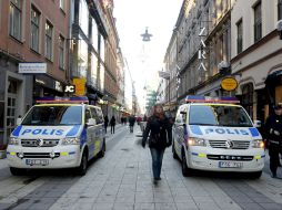Policías suecos patrullan donde se registraron dos explosiones que dejaron una víctima mortal, en Estocolmo. EFE  /