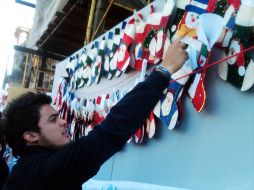 Las cartas de petición en calcetines navideños tendidos en la fachada del Palacio de Gobierno. R. ZAPATA  /