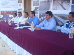 La SCT anuncia que reasume el cuidado y mantenimiento de los puentes I y II sobre el río Ameca. M. INFANTE  /