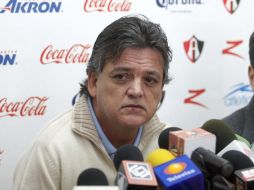 Carlos Martín del Campo habló ayer con sus jugadores para pedirles tranquilidad y entrega. A. CAMACHO  /