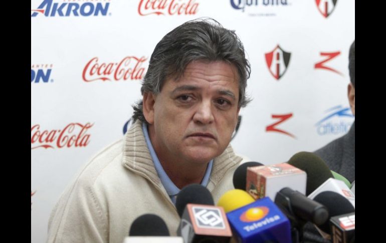 Carlos Martín del Campo habló ayer con sus jugadores para pedirles tranquilidad y entrega. A. CAMACHO  /