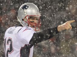 El quaterback de Nueva Inglaterra da indicaciones a sus compañeros bajo la intensa nevada que cayó en el Soldier Field. REUTERS  /