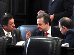 Los senadores Carlos Navarrete (PRD), (izquierda), y los priistas Pedro Joaquín Coldwell y Fernando Castro. EL UNIVERSAL  /