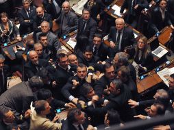 Durante la sesión algunos legisladores llegaron a golpearse .AFP  /