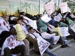 El grupo de profesionales de la salud protestan por el secuestro y la extorsión que padecen. AP  /