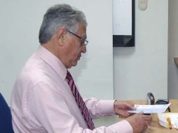 El secretario de Finanzas de la UdeG, Gustavo Cárdenas Cutiño, recibió esta tarde un cheque por 245 millones 903 mil 964 pesos.ESPECIAL  /