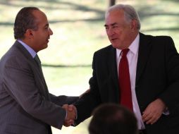 El Presidente Felipe Calderón y Dominique Strauss-Kahn, director gerente del FMI, durante el anuncio de la solicitud. NTX  /