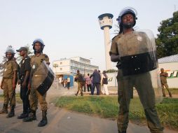 Soldados marfileños vigilan las instalaciones de la Radiotelevisión Marfileña. AFP  /