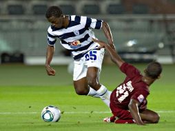 Franco Arizala defiende el balón ante el ataque del jugador de Wahda. MEXSPORT  /