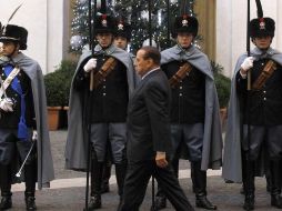 Silvio Berlusconi llega a reunirse con el presidente de Macedonia, Gjorge Ivanov, en el Palacio Chigi en Roma. REUTERS  /