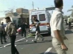 Equipos de socorro y voluntarios auxilian a los lesionados por un atentado contra fieles chiítas en la ciudad de Chabahar. REUTERS  /