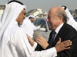 El presidente de la FIFA, Joseph Blatter (der.) conversa con Mohamed Bin Hammam. AP  /