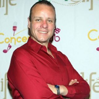 Rubén Cerda develó las huellas de sus manos en Paseo de las Luminarias