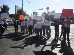 Alrededor de 40 personas salieron a expresar su inconformidad por el proyecto vial. A. HINOJOSA  /