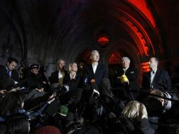 El padre de WikiLeaks, Julian Assange, atiende a la prensa tras ser liberado luego de pagar una fianza. REUTERS  /