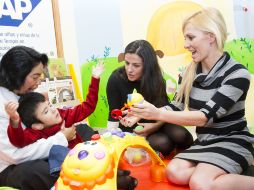Mariana, Lidia, M´Balia y Erika compartieron unos momentos con los pequeños. NTX  /