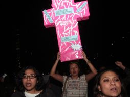 Mujeres protestan por el asesinato de Marisela Escobedo, quien fue asesinada frente al Palacio de Gobierno de Chihuahua. REUTERS  /