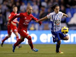 Andrés Guardado (der.) vuelve a salir lesionado a los 30 minutos del juego ante el Sporting de Gijón. EFE  /