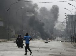 Manifestantes partidarios de Ouattara levantan barricadas en protestas callejeras registradas en Abiyán, en Costa de Marfil. EFE  /