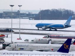 Aspecto del aeropuerto nacional de Bruselas en Zaventem, donde las nevadas también han afectado los vuelos. EFE  /