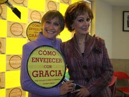 Las dos actrices develaron su placa de las 400 representaciones de 'Cómo envejecer con gracia'. ESPECIAL  /