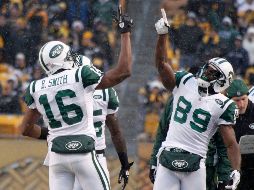 Brad Smith y Jerricho Cotchery, de los Jets, celebran un regreso de balón, hoy en el triunfo de Nueva York sobre Pittsburgh. AP  /