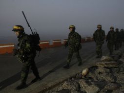 Marinos sudcoreanos patrullan la costa de la isla de Yeonpyeong. Corea del Sur planea realizar maniobras militares este lunes. AP  /