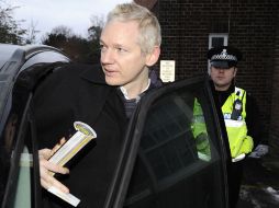 Julian Assange acude a presentarse a la comisaría de Suffolk, como parte de la libertad condicional. REUTERS  /