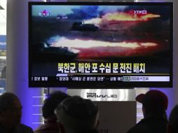 Surcoreanos observan en televisión las maniobras que ha comenzado Corea del Sur cerca de la frontera marítima en el Mar Amarillo. EFE  /