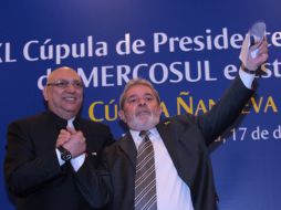 Lula, estrecha la mano de su homólogo paraguayo, Fernando Lugo, en cumbre del Mercosur. EFE  /