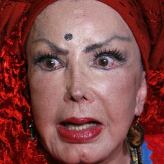 Citan a Irma Serrano en el teatro Fru Fru por el caso de despojo