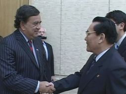 El gobernador de Nuevo México, Bill Richardson (izquierda), es recibido por Kim Yong Dae (derecha). AP  /