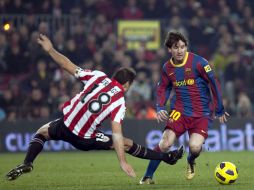Lionel Messi (d) no pudo hacer nada para evitar el empate a cero goles. EFE  /