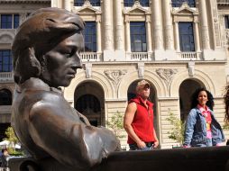 Una estatua en tamaño natural del músico polaco Federico Chopin, colocada en la Plaza de San Francisco de Asís, en La Habana. EFE  /