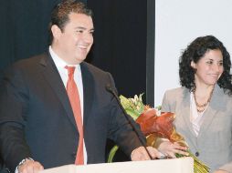 Cinthya Paredes, la presidenta del Sistema DIF Zapopan, junto a su esposo, el alcalde Héctor Vielma. ESPECIAL  /